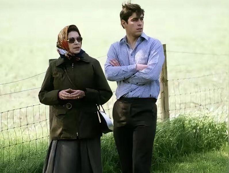 英国的安德鲁王子从小就受到英国女王的宠爱，性格顽劣调皮，但是他却得到了比哥哥查尔