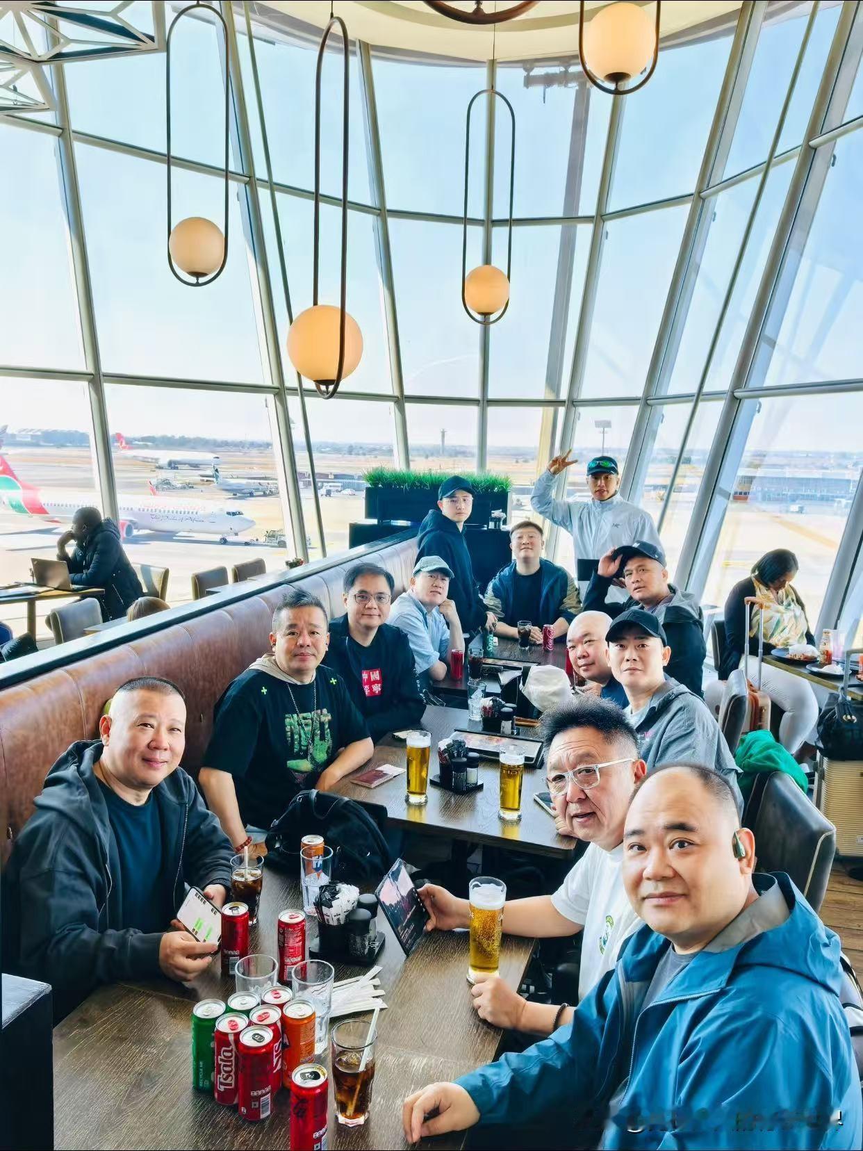 德云社离开约翰内斯堡时，晒出了一张合影，高峰因没和郭德纲一桌，引起了部分网友热议