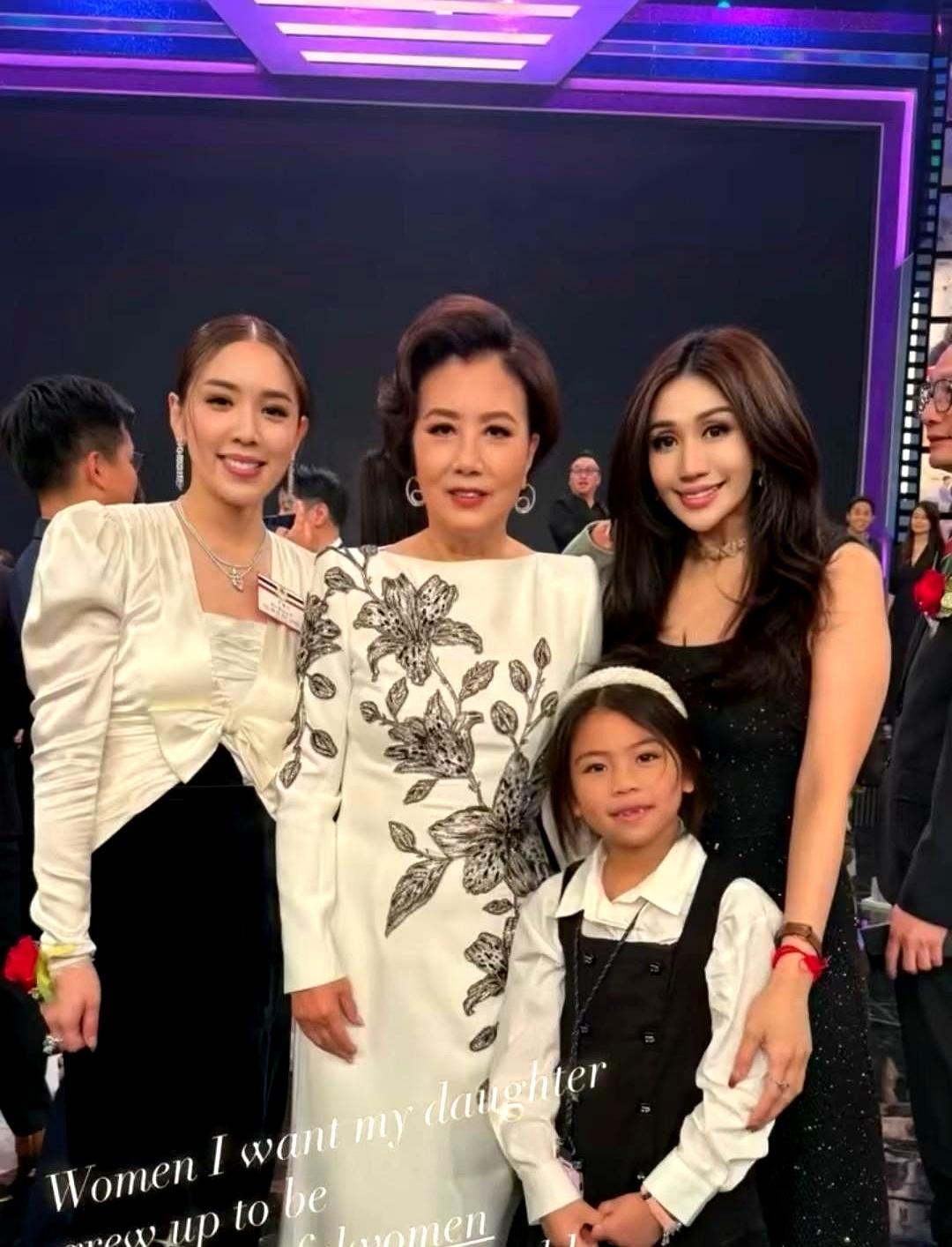 6岁娃筹款百万何超盈牵着女儿走红毯，照片一出，后台留言爆了。荷包蛋穿迷你红