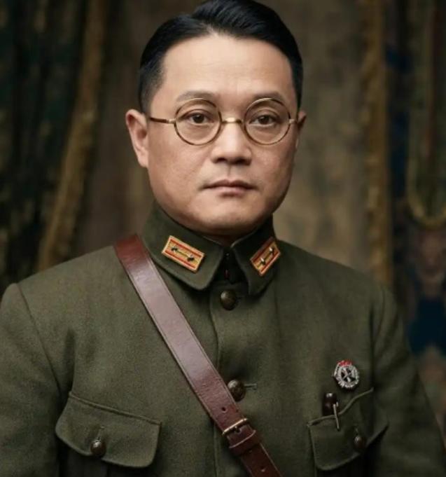 1949年，国军上将潘文华决定起义，却发现七姨太是特务，为了不打草惊蛇，他对七姨