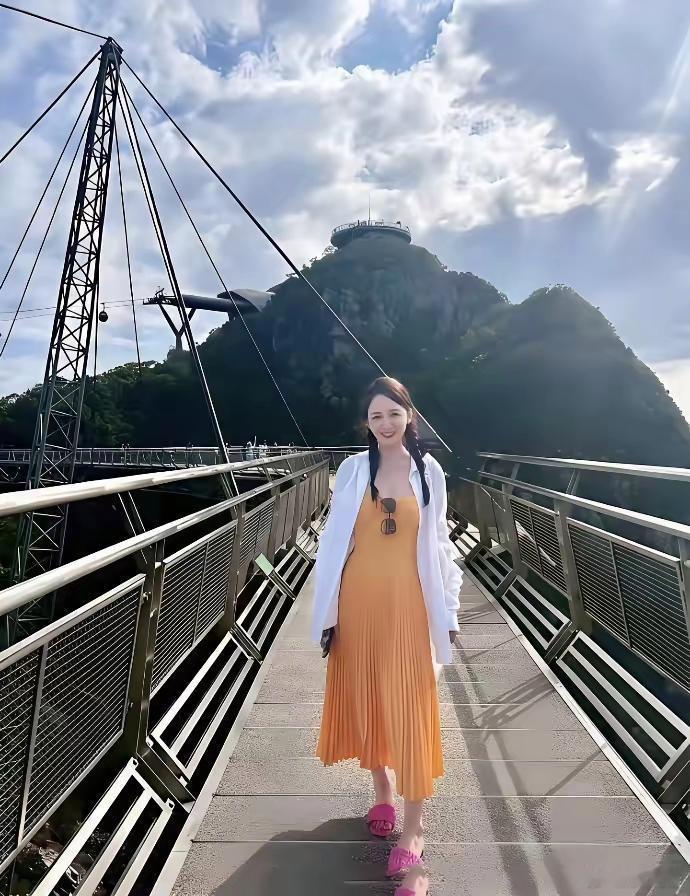 陈乔恩近期状态格外出彩，气质灵动，整个人光彩照人。