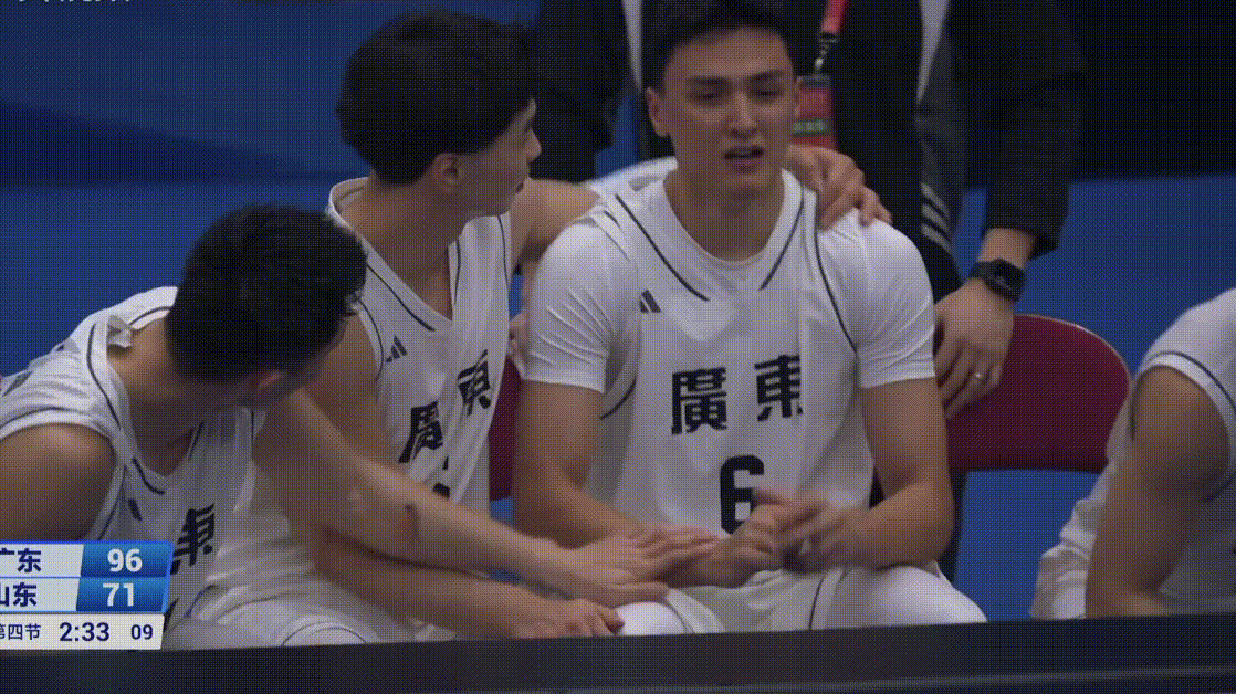 广东U22男篮逆转夺冠，于米提替补席流下激动的泪水，小伙子全场9投8中砍下18分