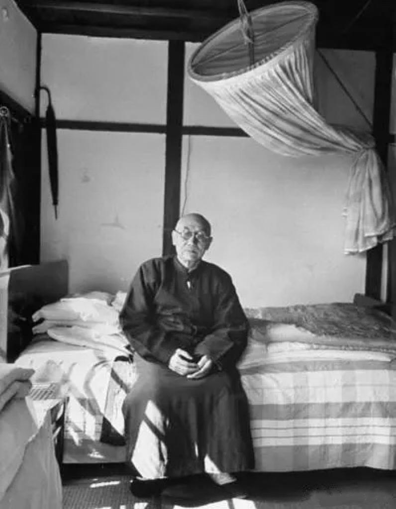50年代，晚年的阎锡山在阳明山上狭小寓所时的一张照片，镜头中独自坐在房间的床上，
