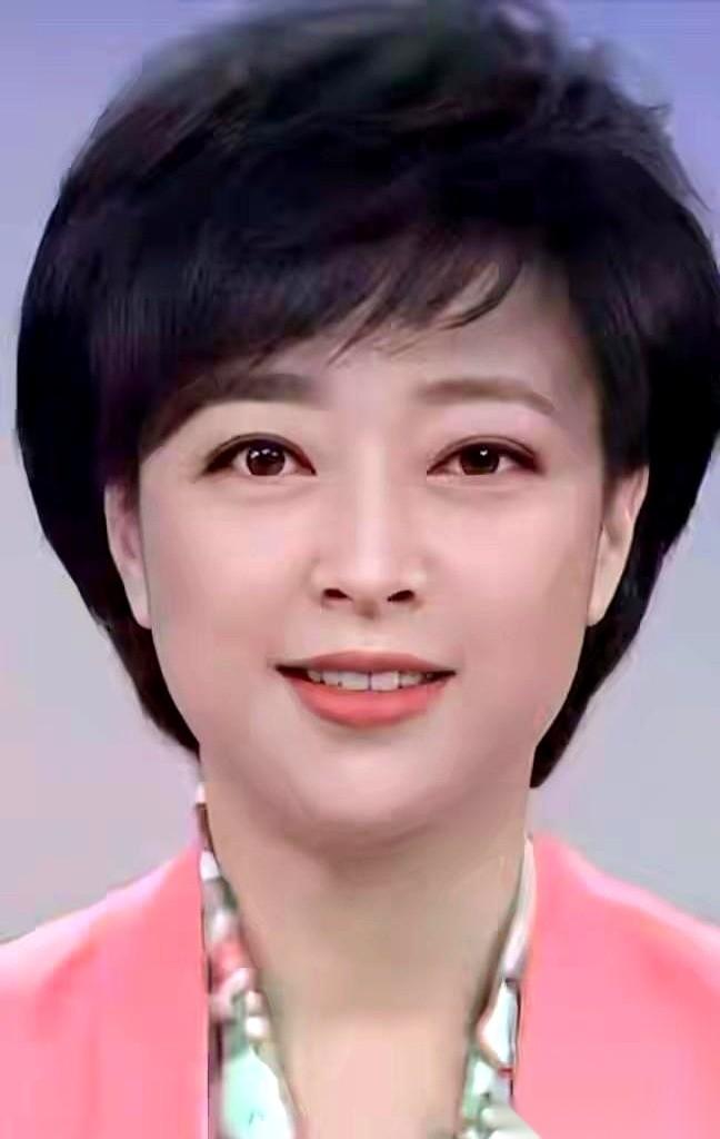 最近，关于央视女主持人的一个评价，在观众圈里炸了锅。有人直接放出一句狠话：如今