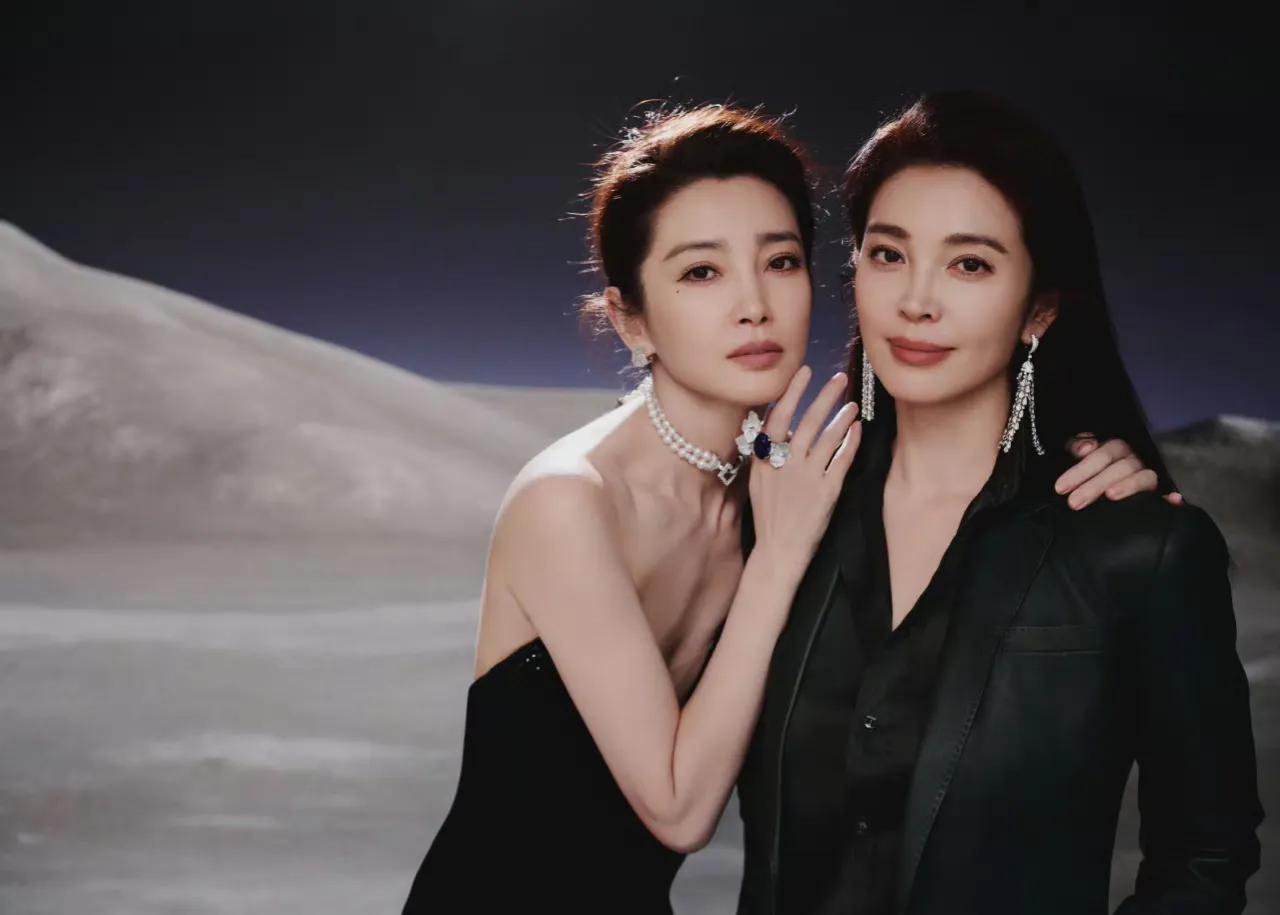 当年，李冰冰拍在澳洲拍戏，觉得身体极度不适，妹妹李雪当机立断，包机回国治疗。