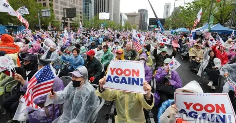 韩国共同民主党上台前，尹锡悦支持者的韩国极右翼每天开着宣传车拉着人开着大喇叭到处