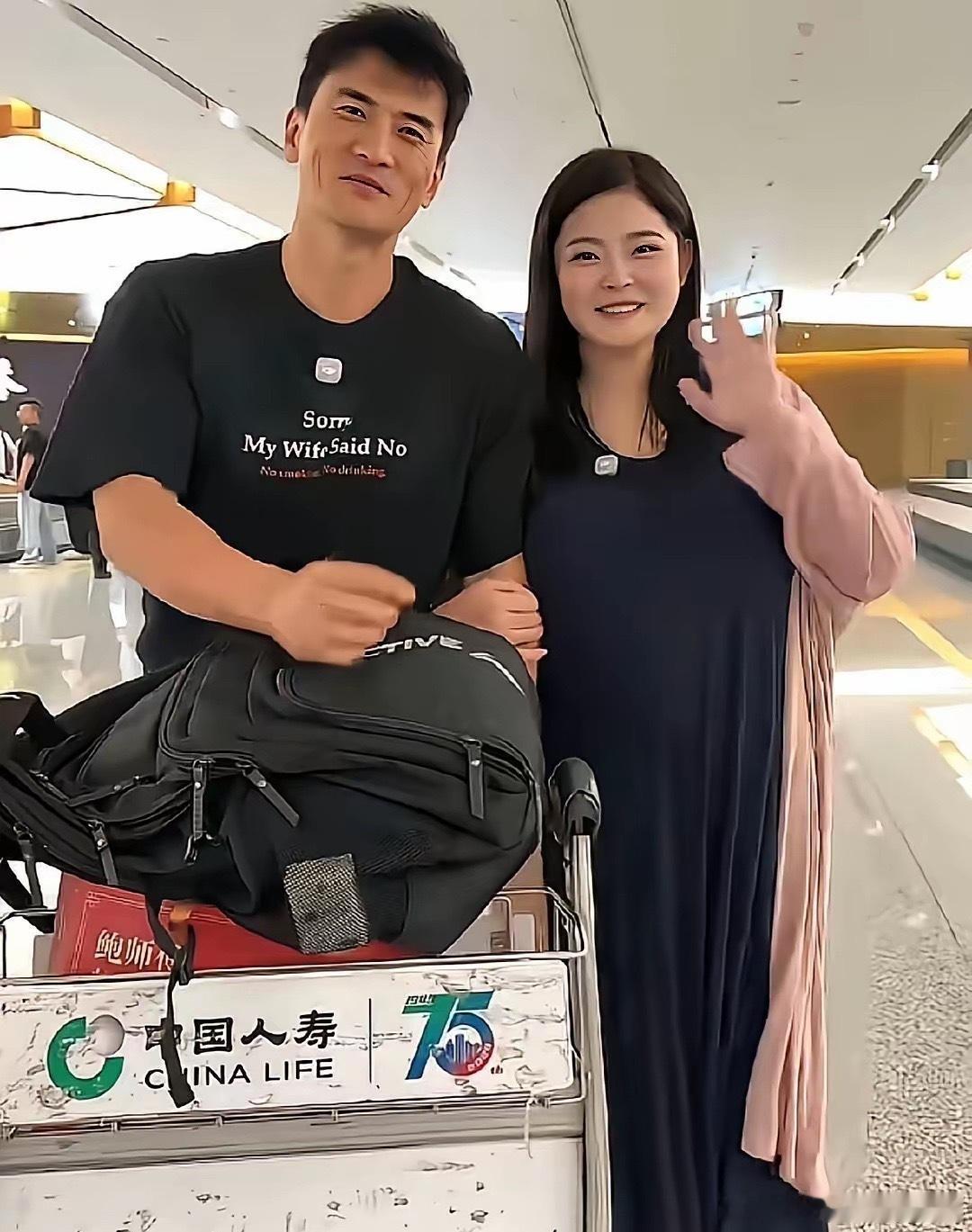 何洁的前夫赫子铭，带着现任妻子现身新疆机场。面对前来的粉丝，赫子铭十分大方，主动