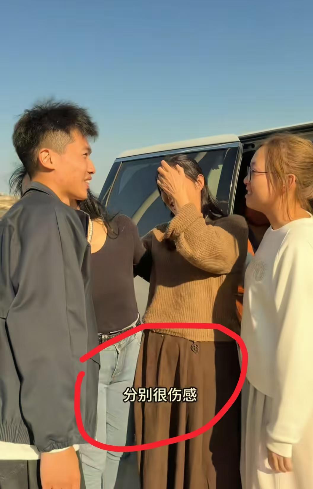 现在全网最后悔的女人就是谢浩男的妈妈了吧！不是因为要和海军的妈妈告别也不是因为