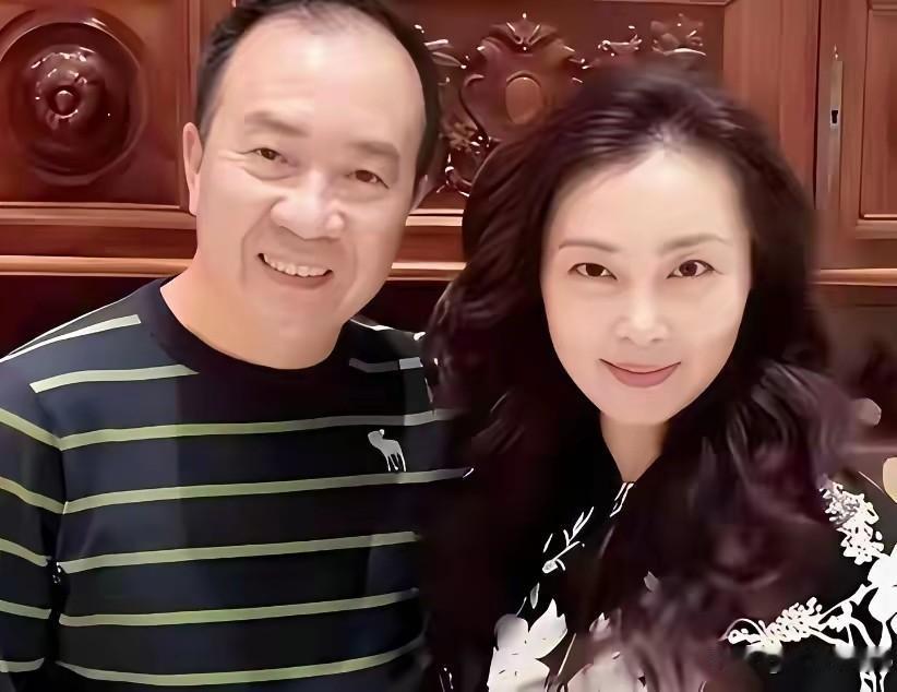 袁茵与戴志诚合影，袁茵曾经是相声名家侯耀文的妻子，二人婚后相伴多年，后来婚姻走向