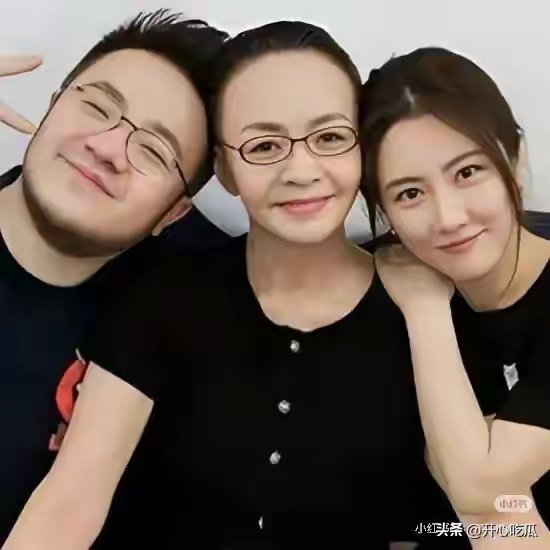 宋丹丹66大寿！亿元豪宅里全是鲜花气球，两个孙子陪着她，很幸福​
