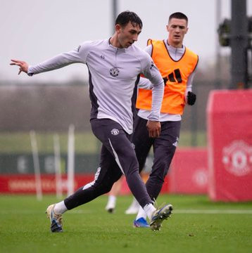 太阳报KatherineWalsh曼联内部人士透露，助教宾尼恩在决定每周哪些青