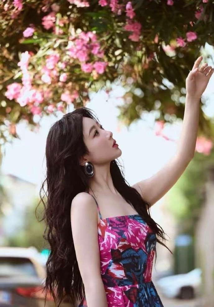 杨紫这套吊带印花裙，超美的大波浪卷长发满满的浪漫感，又妩媚风情，不得不说这次她真