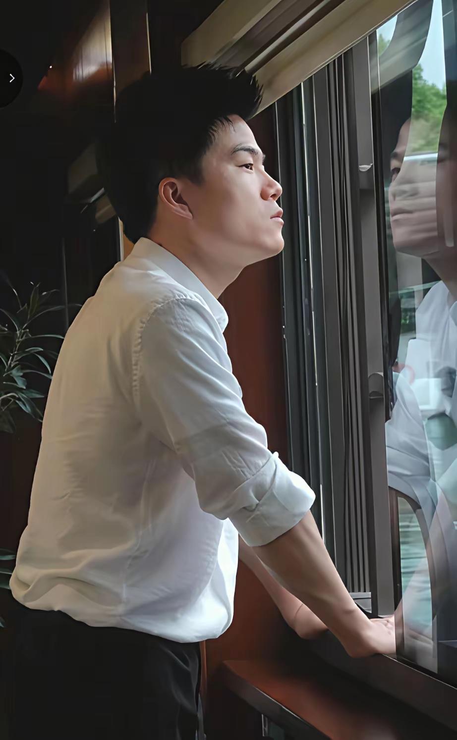 李亚鹏为啥不能提董宇辉捐款。令狐冲太性情了，他俩的粉丝，有一部分是重叠的，这部分