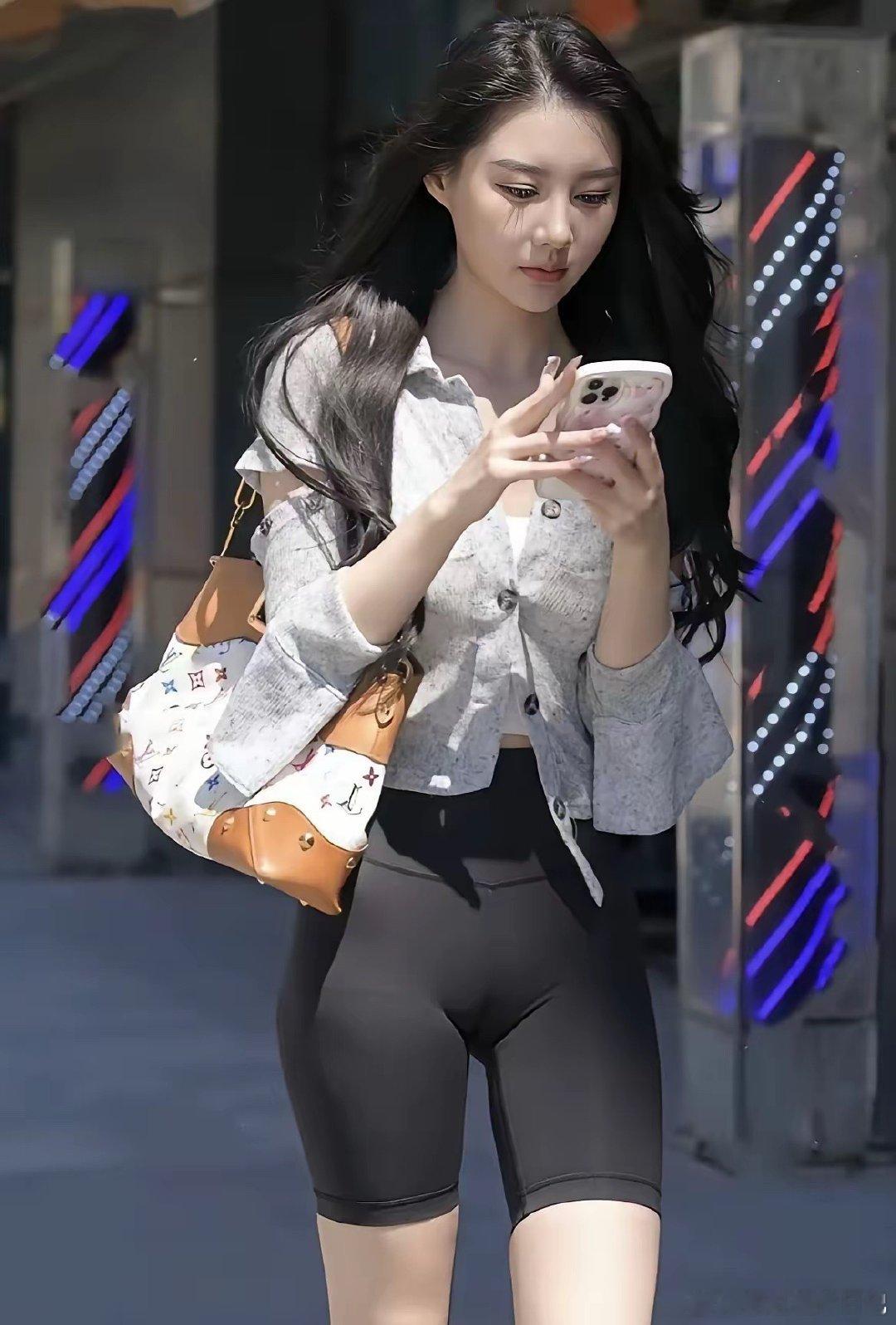 惧怕开会通知弹出的一瞬，心先沉下去会议室的座椅像压着千斤重量领导的话语落下来有时