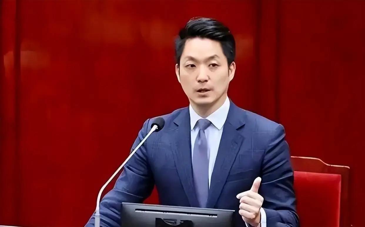台前“国大代表”黄澎孝爆料，4年前蒋万安参选台北市长的时候出一本自传叫《台北・万