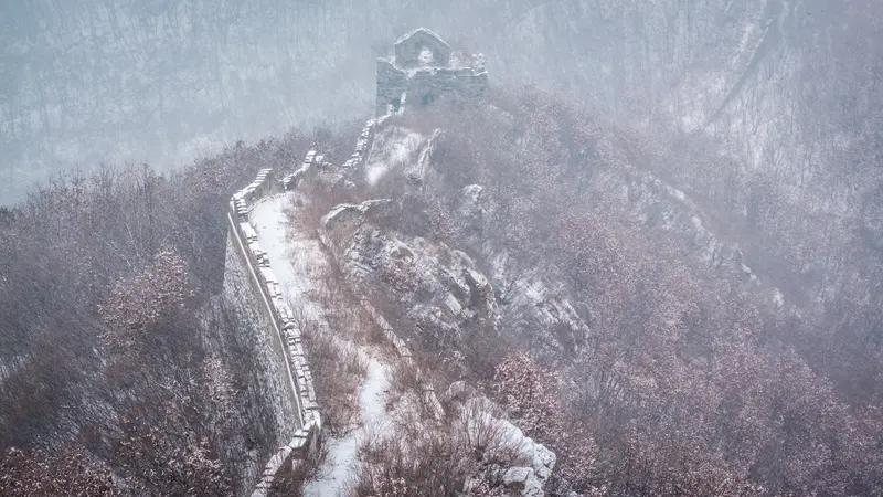雪后长城堵到走不动！游客：以为看银龙，结果挤成“蚂蚁搬家”，但这一幕太暖了