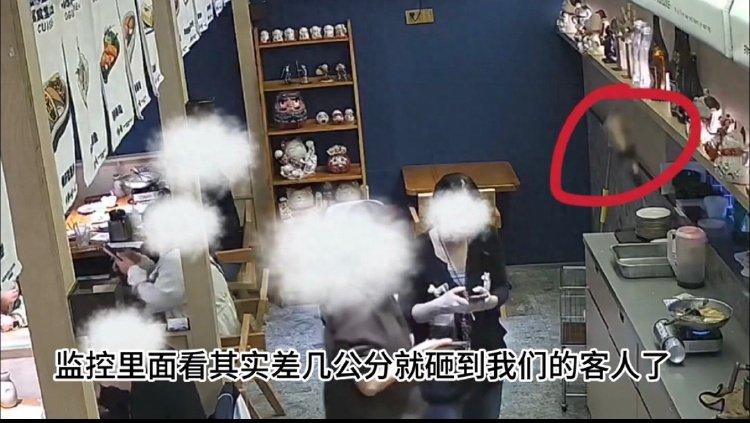 [点赞]2月8日，一女子，带着自己妈妈到深圳旅游，在一家饭馆里吃饭。点10道菜