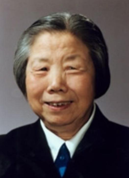 1976年底，在四届人大三次会议上，华国锋郑重宣布:“根据伟大领袖毛主席的生前