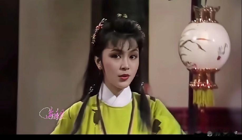 陈玉莲的小龙女确实最深入人心。她1960年生于香港普通家庭，因家贫辍学，1977