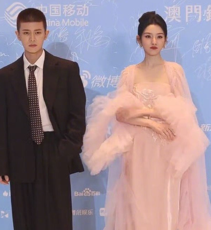 任嘉伦宋祖儿尖叫之夜红毯生图，两人一起走红毯～​​​