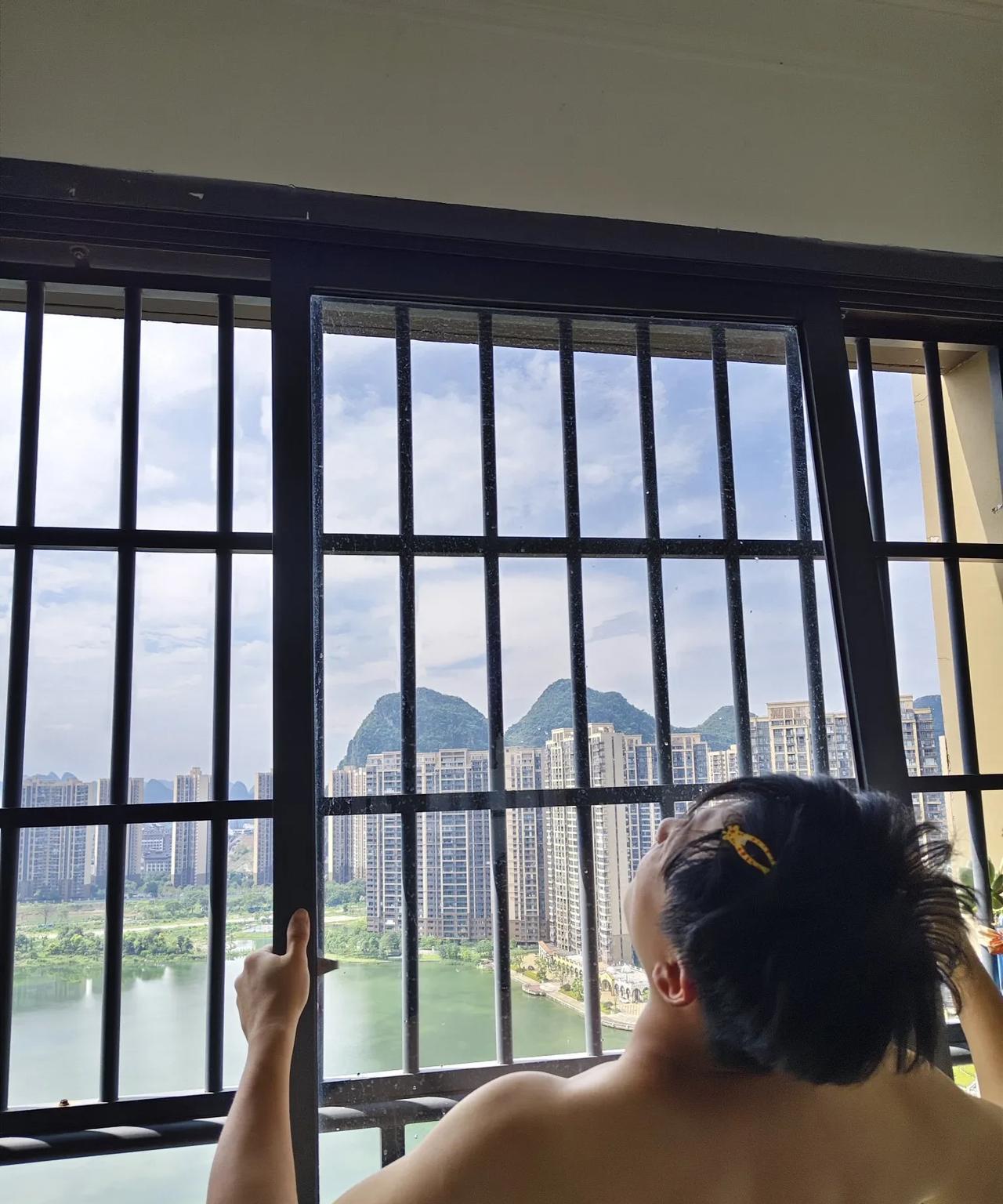 高考结束的第六天。儿子折腾完阳台玻璃，地板，沙发垫……今天开始折腾洗手间了。恍