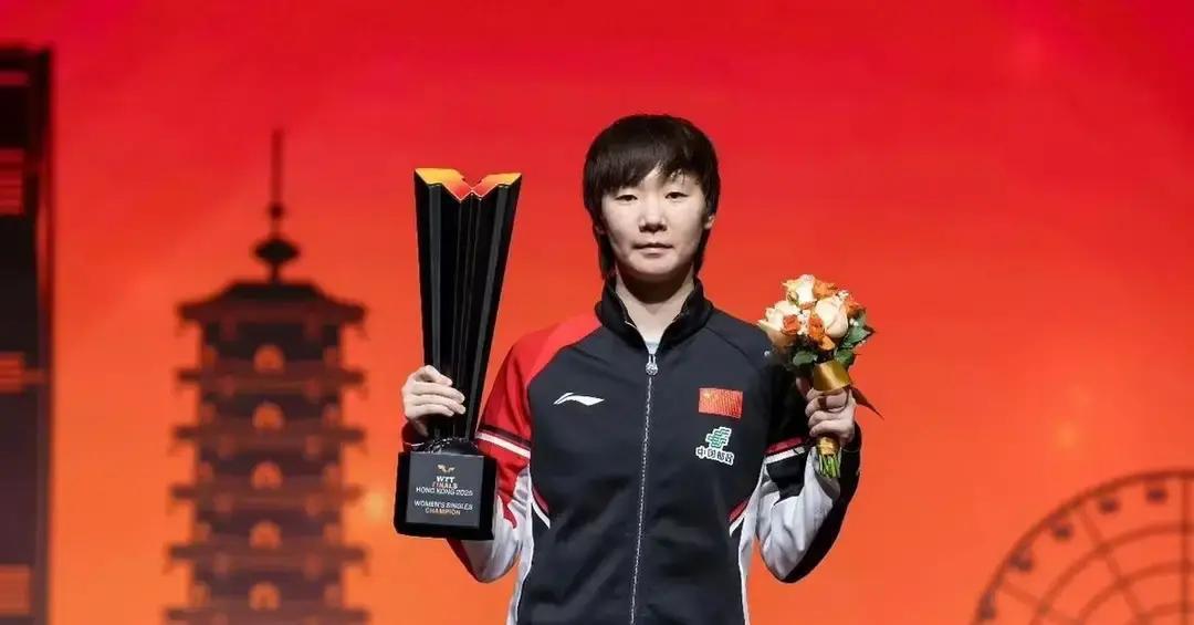 别再吹“暴力美学”了。王曼昱正在亲手终结这个时代。你看她的反手，不再是扛重