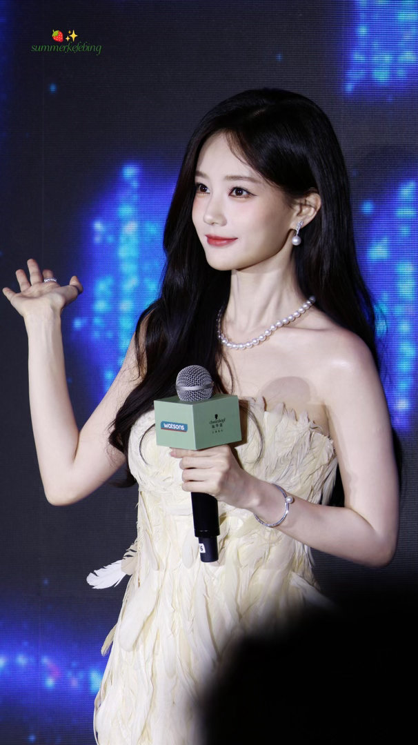 #李一桐用8公斤水杯喝水#被李一桐狠狠圈粉，用8公斤水杯喝水，坚持下来练出紧致好看的手臂肌肉​