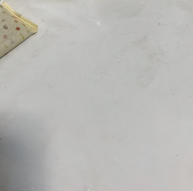 装修选厨房台面真的踩过大雷！之前大家抢着装的石英石，用两三年全是划痕渗色，我家酱