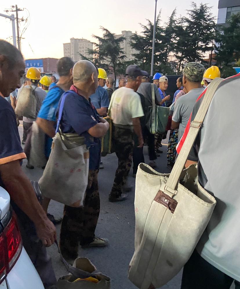 山东黄岛区劳务市场工价在悄悄的下降了。今天是9月5号，日子和往常没什么不同，天