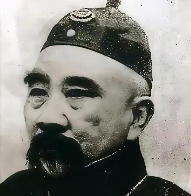 辫帅张勋，四肢摊开趴睡在女人肚子上，这是他每晚雷打不动的规矩。一九一七年七月，