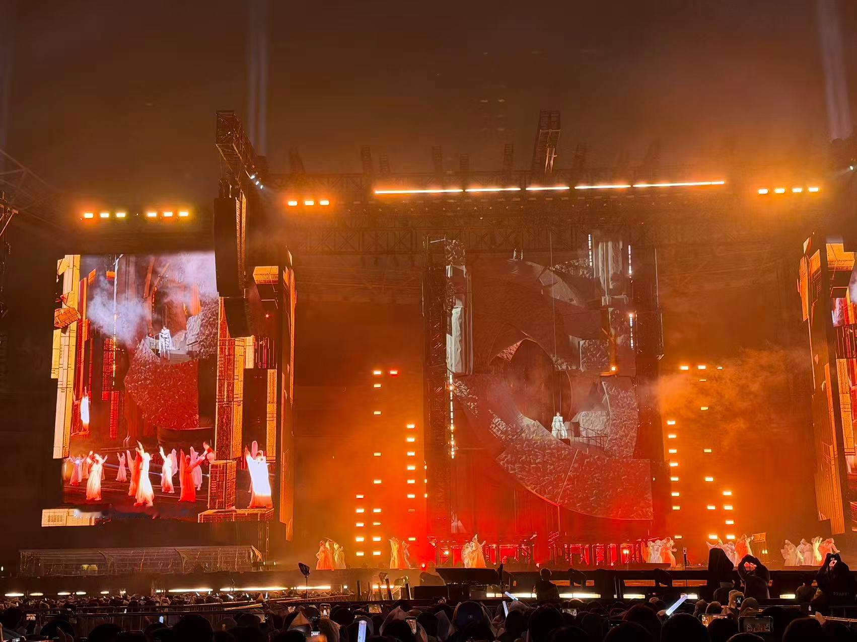 陈楚生内娱顶级舞美陈楚生舞台是变形金刚变的吗陈楚生这波舞美升级太硬核了！动态矩