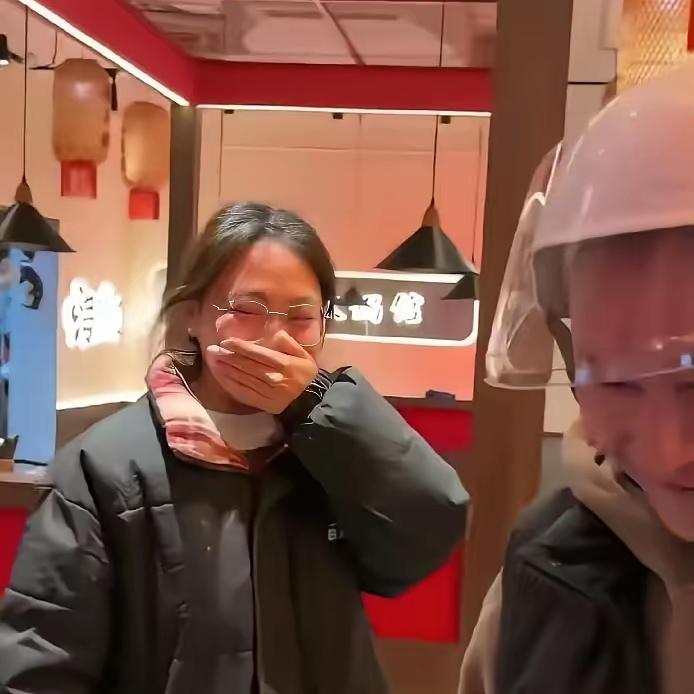 破防了！四川女孩下班发现电动车电瓶被偷，一句自嘲朋友圈，被老板暖到当场落泪。