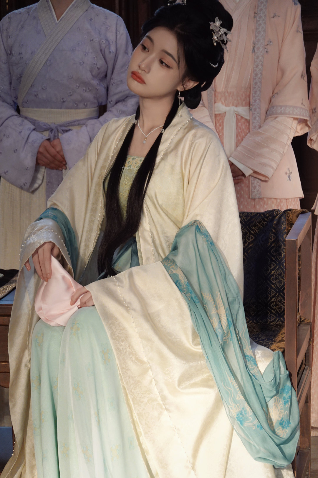 #陈意涵estelle##一瓯春##陈意涵谢清容#光影落衣袂，花絮碎片送达🎞️谢家三娘子谢清容珠钗