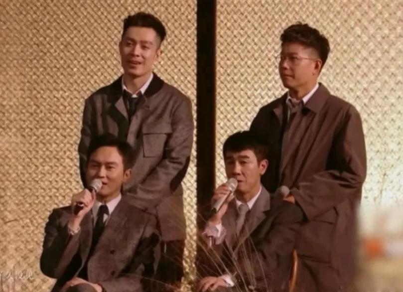 他们又合体了！好像还少一个？名字叫不上来了好有年代感啊谁能懂这张照片