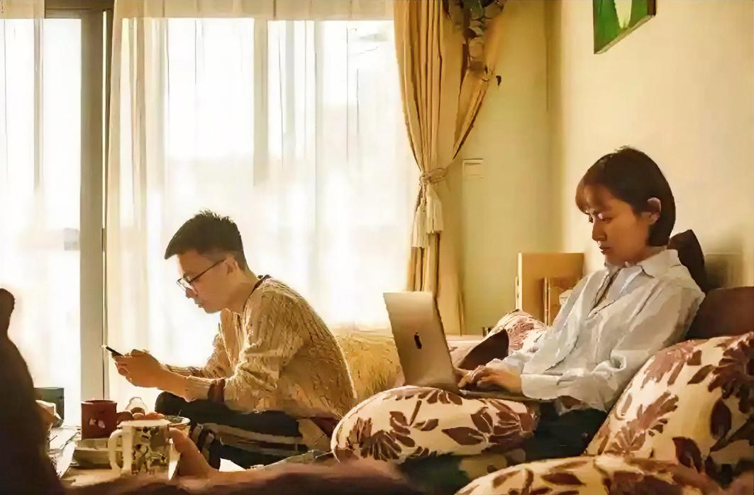 真正过不下去的日子，不是大吵大闹，也不是出轨背叛，而是两个人明明生活在一起，却活