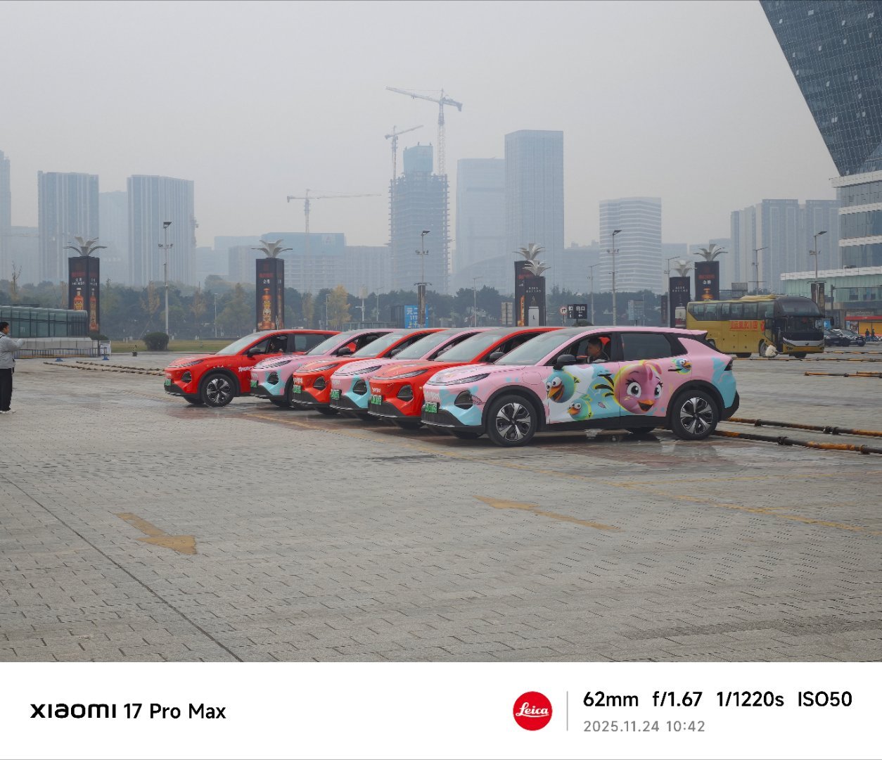 一堆愤怒的小鸟痛车，刚才在路上就遇见了，这会停到公司楼下了，近看还挺壮观的不知道