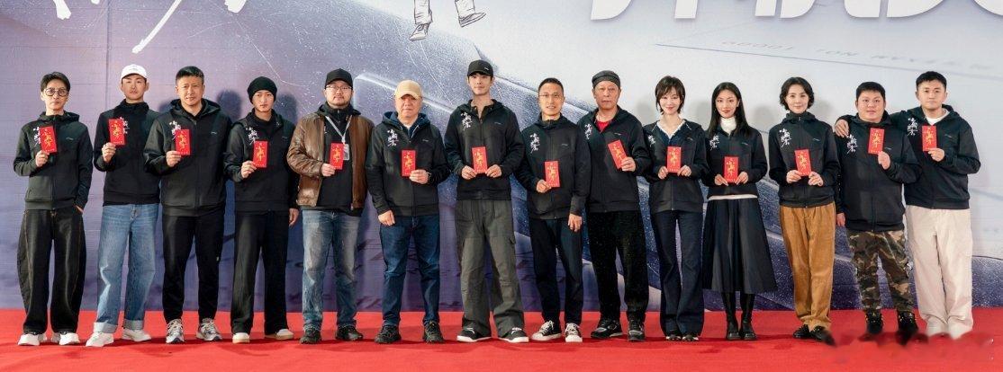 肖战这南方来的大高个，在北方人堆里也这么高太直溜了小城良方首发开机照​