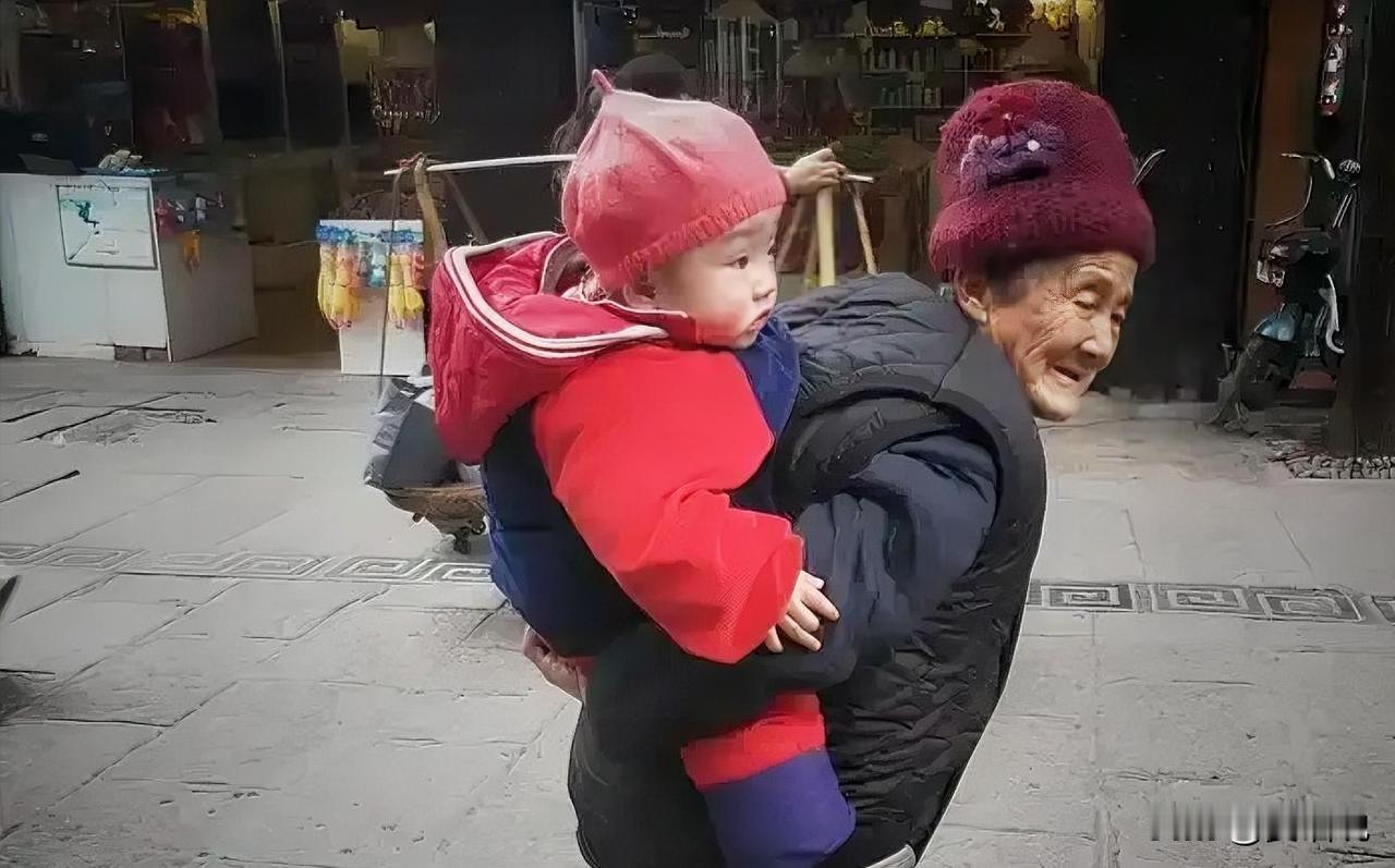 带过孩子的都清楚也别否认，人啊明显老的快老人带孙辈好似没那么多大道理就