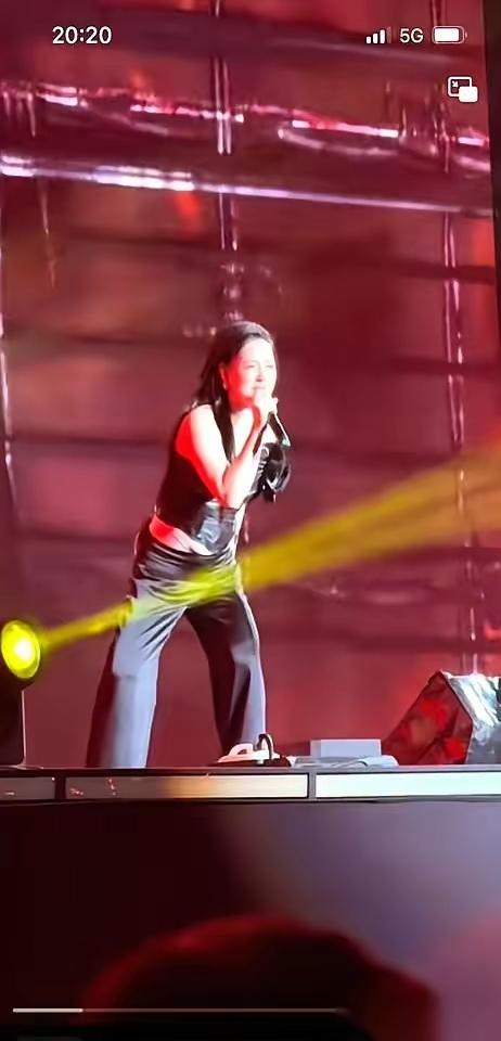 一场商演，主办方掏了70万请来网红唐艺。结果她一上台，底下几万双眼睛，看见的不