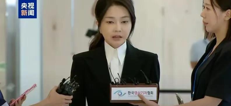 尹锡悦困在看守所念曹操曹操到，老婆金建希接受特检组调查！近日，韩国前总统尹锡悦