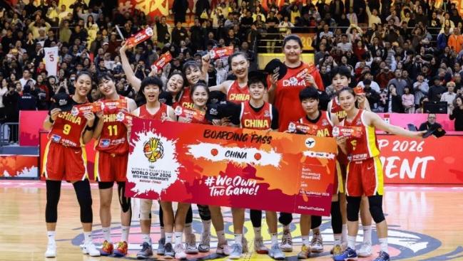 宫鲁鸣总结攻守不足，韩旭直呼王治郅教会脚步！中国女篮替补席上的球员互相击掌，