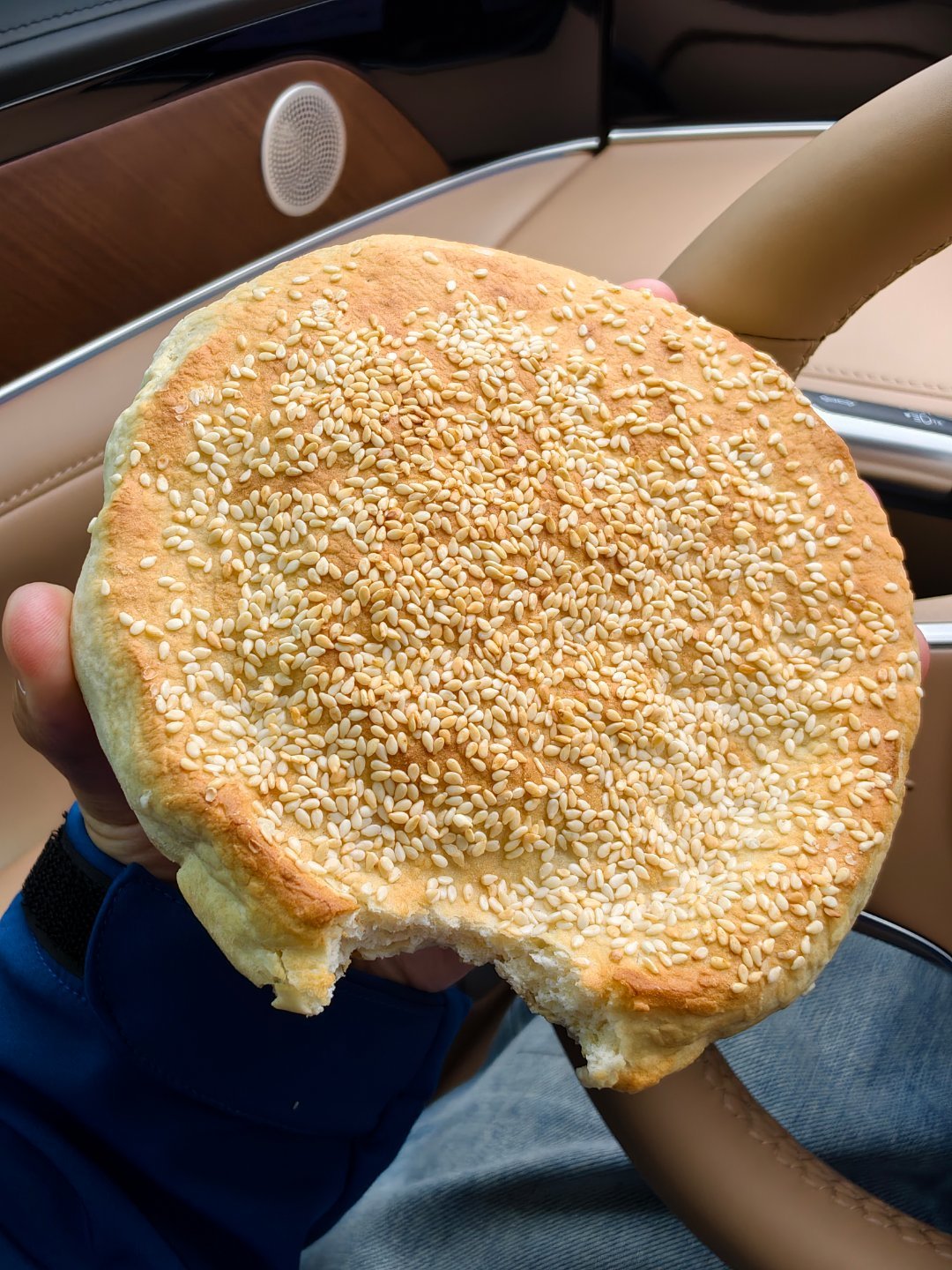 最近就馋这个烧饼出差刚回来就去买，咬一口酥脆满是麦香ps:老板的工艺有偷懒，有滚