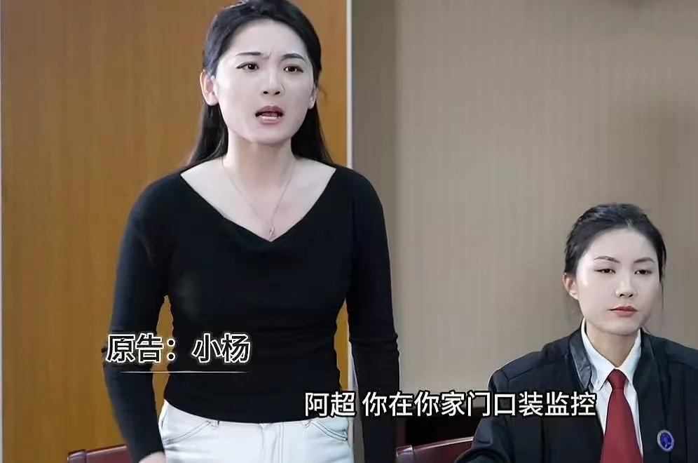 男子在家门口安装监控，遭女邻居起诉！女邻居：“你偷窥我的隐私，必须拆除！”男子：