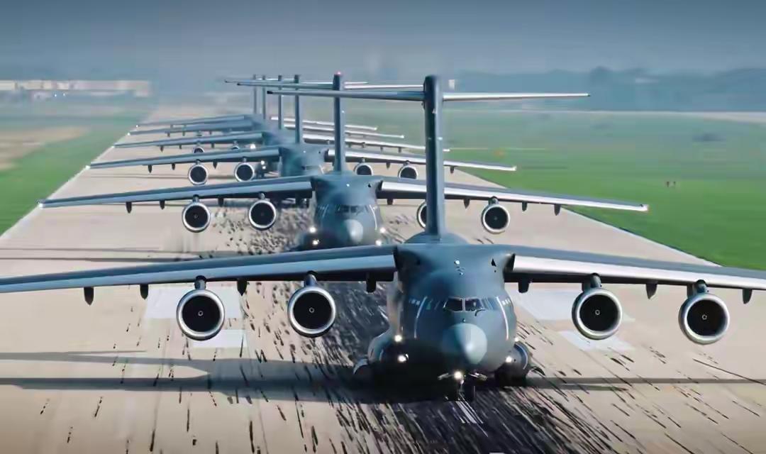 都是大象漫步，我国的运-20和美国的C-17，谁更霸气一点？当然了，拍摄角度不