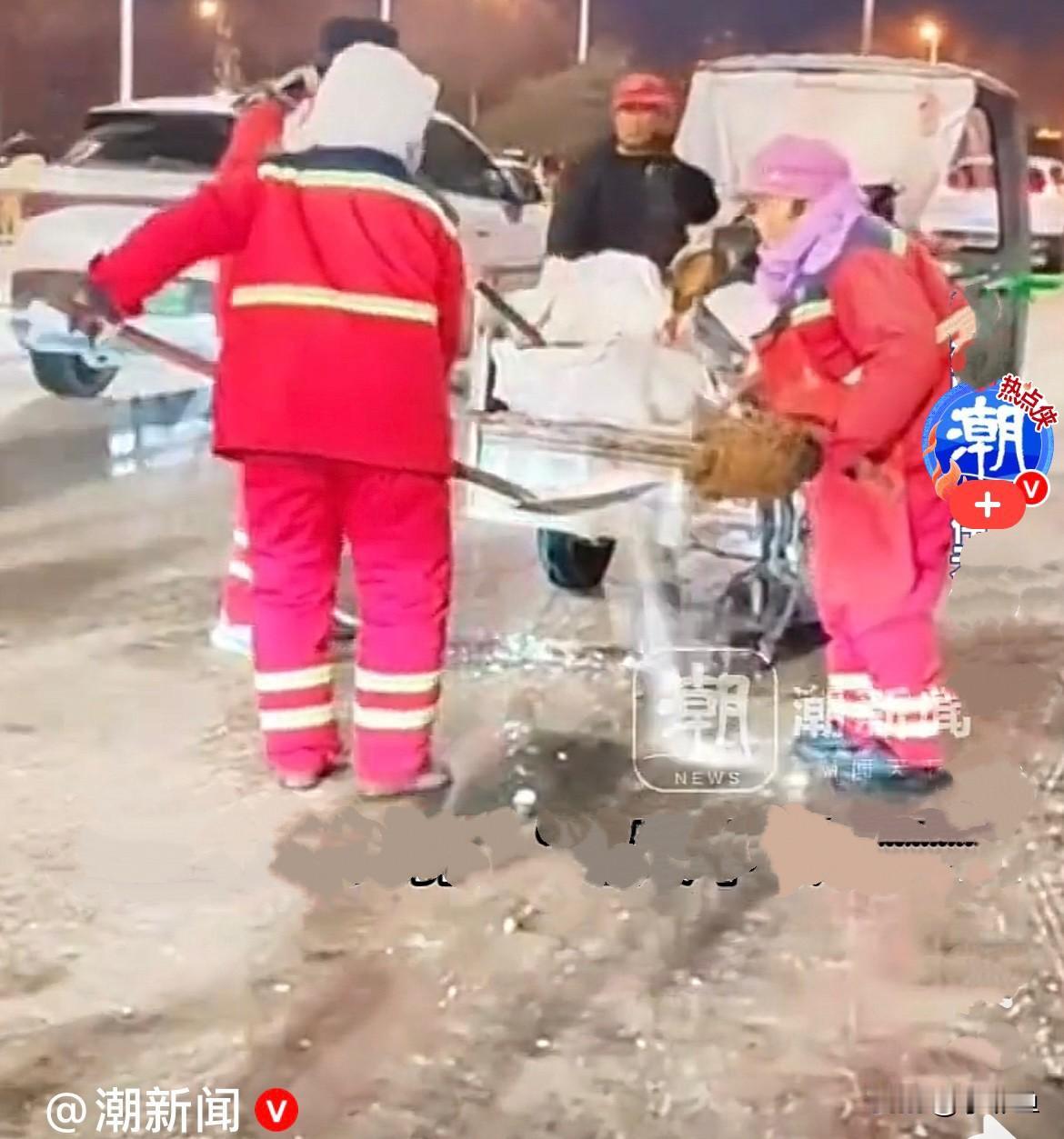 近日，山西下了大雪，运城的环卫工人都辛苦的在雪天清洁道路，人们看到清洁工人忙碌的