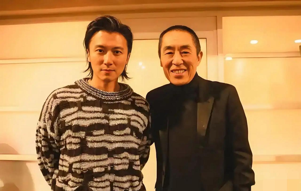 明星身高水分有多大？谢霆锋张颂文同框张艺谋，三人站一起真相太尴尬！都说娱乐圈