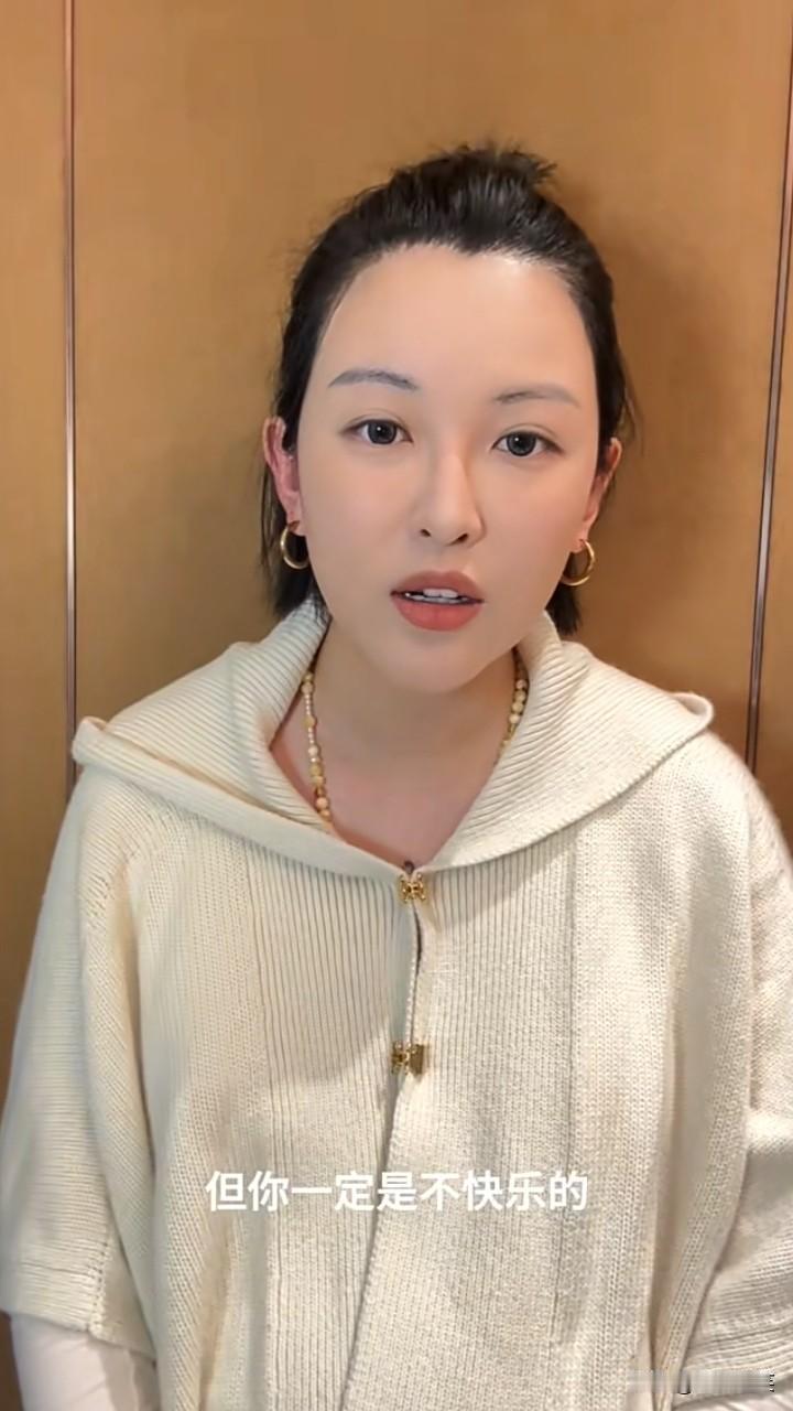 咱就实话实说，张凯毅说她老公亲手打造的4斤黄金凤冠与某凤祥的凤冠一对比，简直丑爆