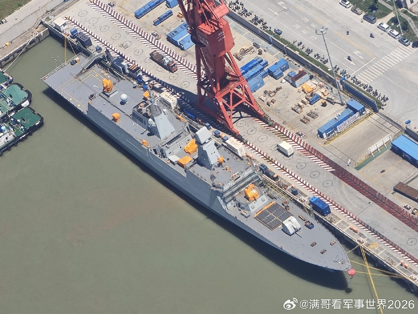 #生活手记#新建的054B级导弹护卫舰有48单元的导弹垂直发射装置，比原来的32单元火力更猛。反舰导