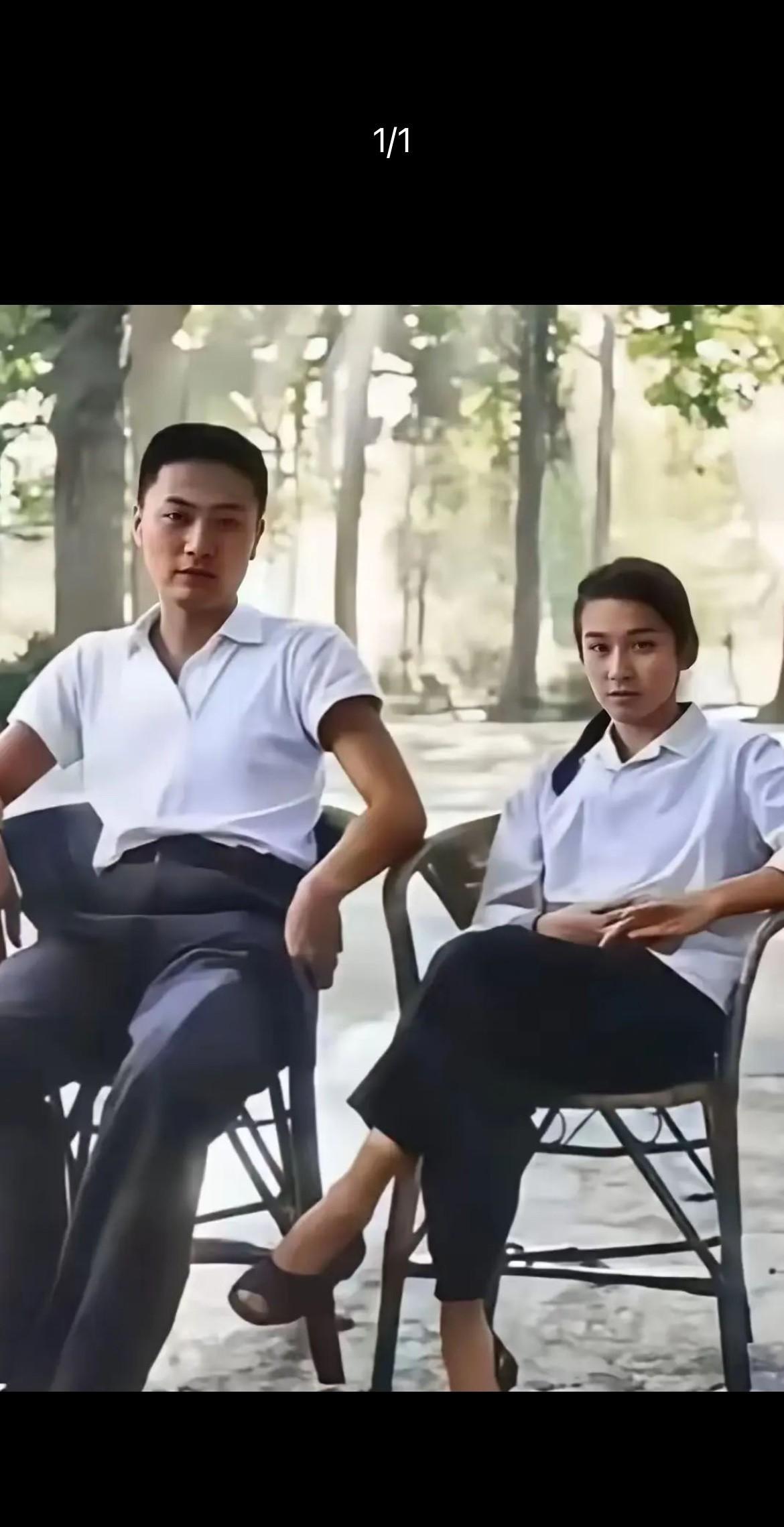 陈毅元帅的小儿子陈小鲁和妻子粟惠宁（粟裕大将的女儿）蜜月时的合影。陈小鲁在19