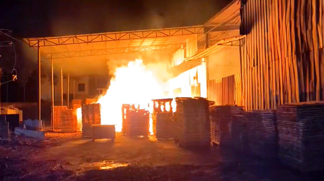 看到榆林粮库起火的新闻，五百平米的大火足足烧了六个多小时，我居然没感到意外。